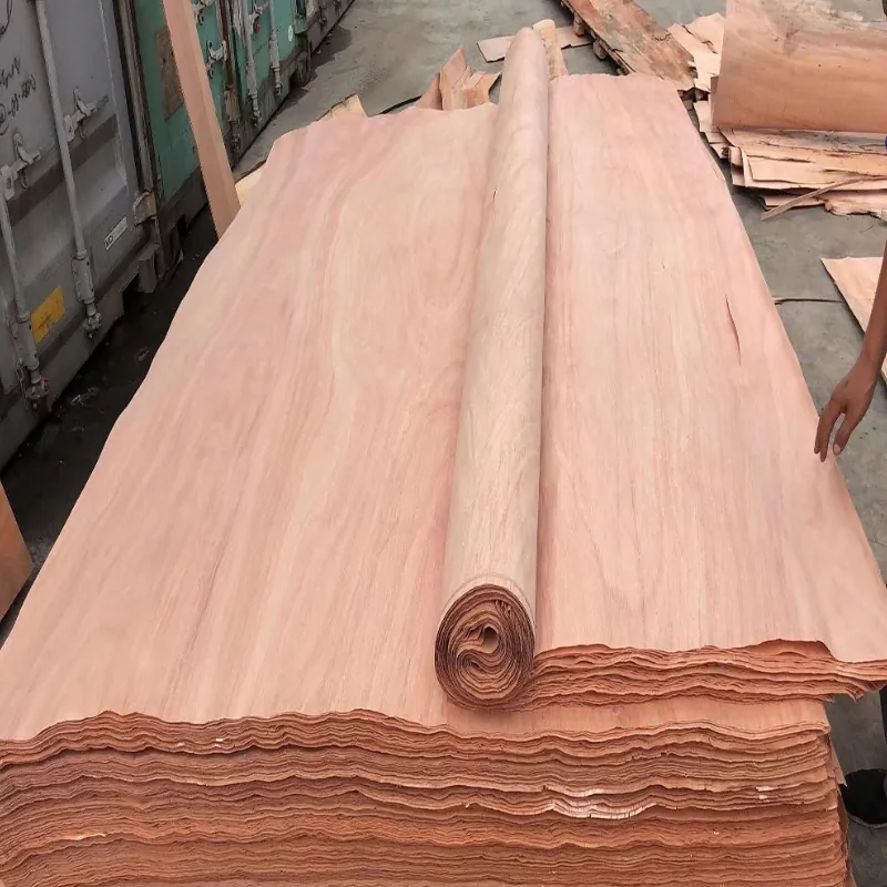 Impiallacciatura di okoumé con venature del legno lisce.